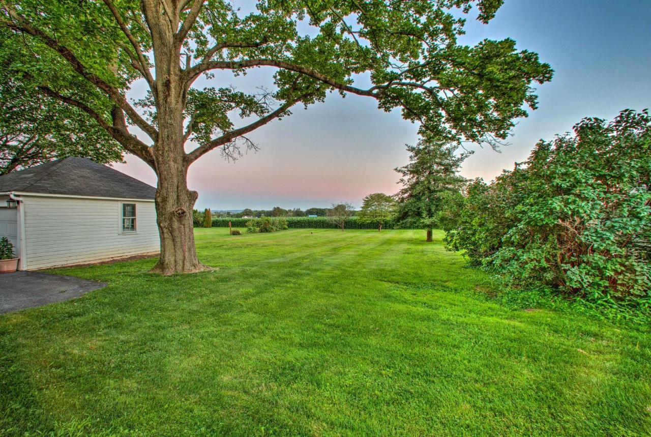 Whimsical Lancaster House With Porch Near Amish Farm Villa Exterior photo